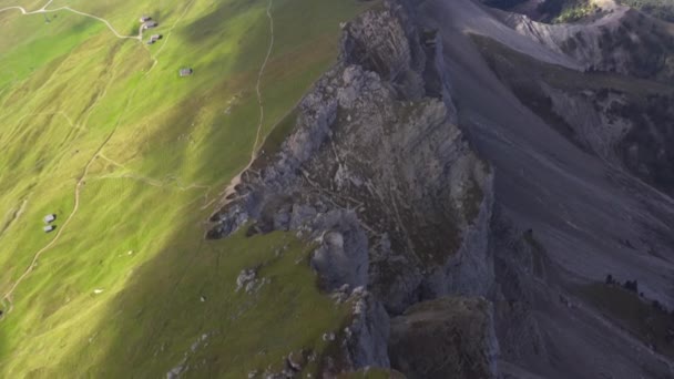 Světle zelená pole na hoře Seceda v Itálii, jasná obloha směrem k obzoru — Stock video