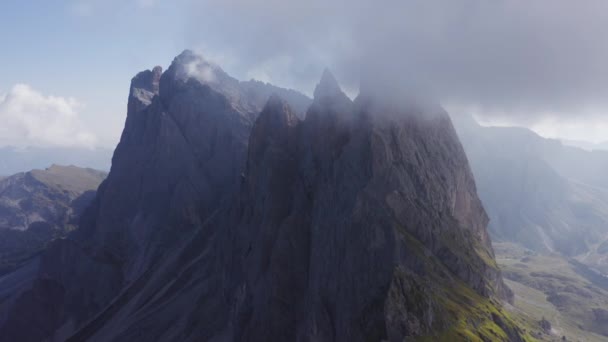 Seceda Mountaintop Enigszins bedekt in mist gezien vanuit de lucht — Stockvideo