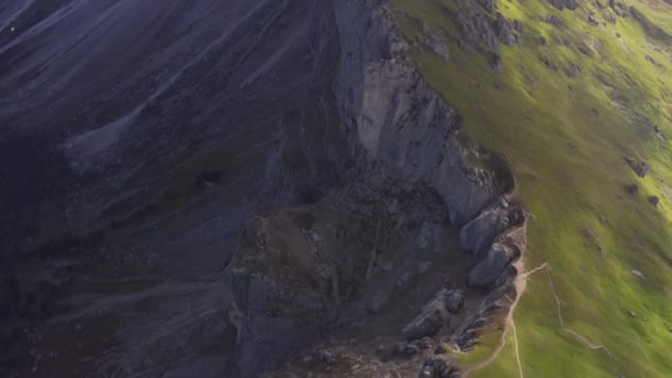 Odhalení letecké záběry svěží scenérie v krajině s vrcholem zakrytým mlhou — Stock video