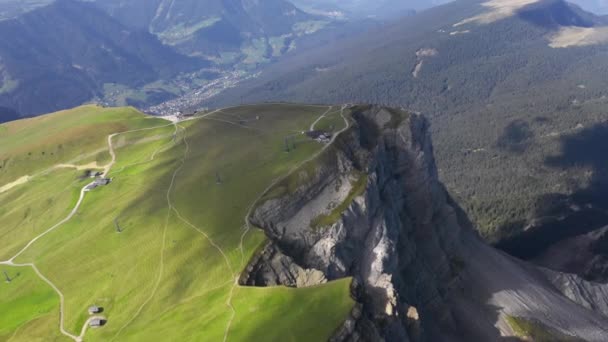 Eindeloze weelderige groene Horizon die voldoet aan de hemel, luchtfoto van Seceda Mountain — Stockvideo