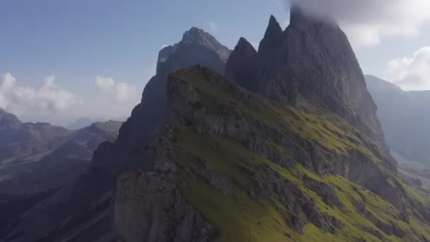 Drone tiro capturando as belas montanhas em Seceda contra céus claros — Vídeo de Stock
