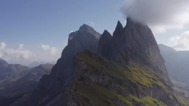 Nevoeiro no pico da Montanha Seceda na Itália contra o céu azul — Vídeo de Stock