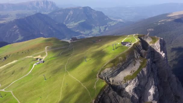 Vista aérea turística do topo da montanha ao longo da Montanha Seceda e horizonte sem fim — Vídeo de Stock