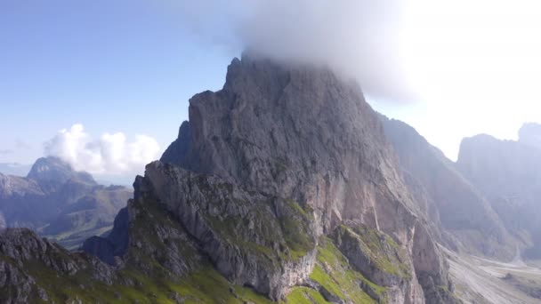 Veduta aerea delle nuvole tranquille e della nebbia che abbracciano la cima della montagna di Seceda — Video Stock