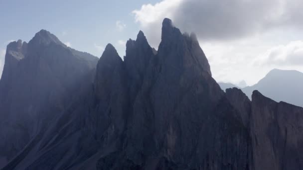 Tiro aéreo com nevoeiro ao longo do topo da montanha visto em Seceda, Itália — Vídeo de Stock