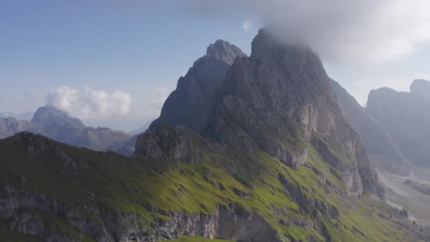 Drone Shot του Seceda 's Sizeable Mountain Peak με καθαρή θέα στον ουρανό — Αρχείο Βίντεο