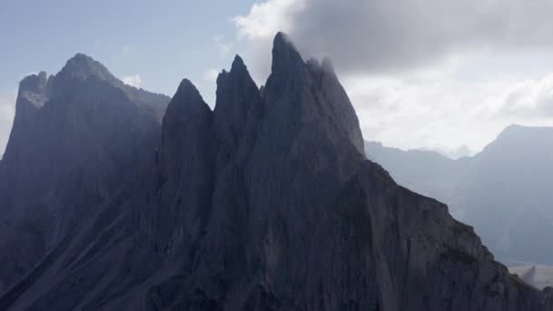 Аэросъемка Итальянской горы, Seceda с туманом, окружающим ее — стоковое видео