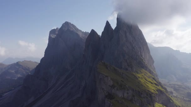 Niezrównany strzał drona z Mountain Peak przed chmurami nieba — Wideo stockowe