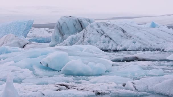 Bevroren landschap van Diamond Beach bij gletsjerlagune van IJsland — Stockvideo