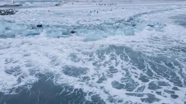Drone boven Diamond Beach bij gletsjerlagune van IJsland — Stockvideo