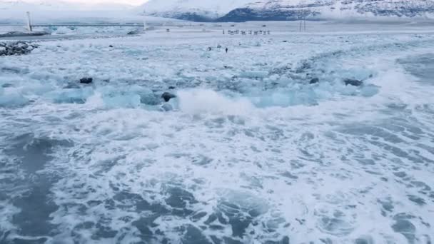 来自冰岛冰川泻湖附近钻石海滩的无人驾驶飞机 — 图库视频影像