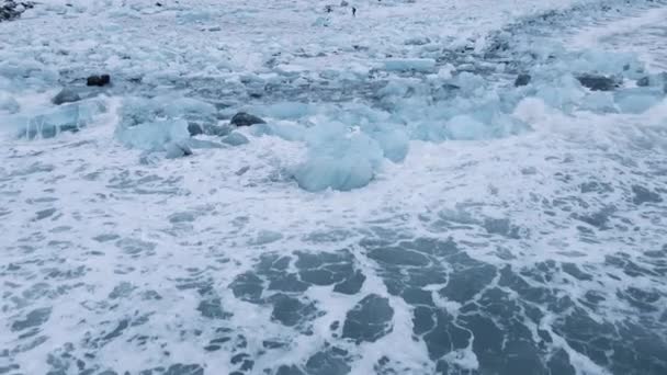 İzlanda 'nın buzul gölünün yakınındaki Diamond Beach' ten insansız hava aracı. — Stok video