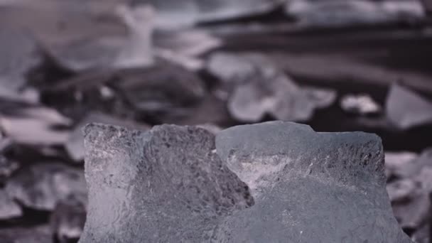 Diamond Beach perto da lagoa glaciar da Islândia — Vídeo de Stock