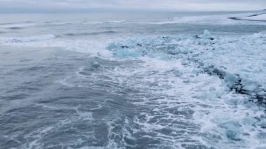 İzlanda 'nın buzul lagünü yakınlarındaki Diamond Beach kıyı şeridi üzerinde insansız hava aracı.