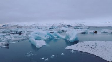 Elmas Sahili 'nin buzu üzerinde İHA İzlanda' nın buzul lagünü