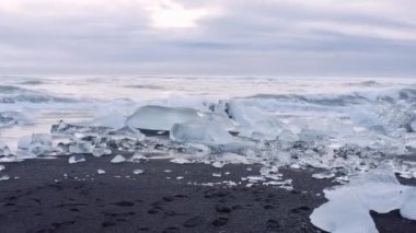 Buz ve sörf İzlanda 'nın buzul gölünün yakınındaki Diamond Sahili' nde