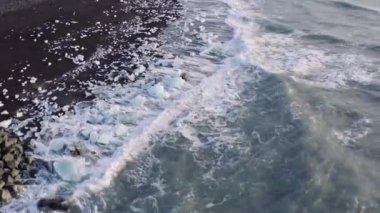 Elmas Plajı 'ndaki buzul gölü üzerinde İHA, İzlanda