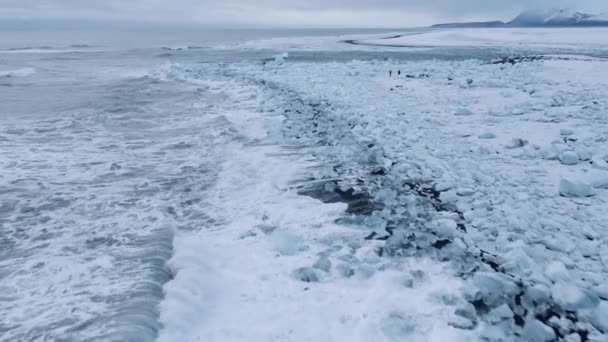 无人驾驶飞机飞越冰岛冰川泻湖附近的钻石海滩海岸线 — 图库视频影像