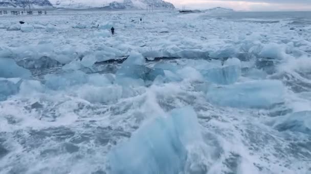 在冰岛冰川泻湖附近的钻石海滩上空无人驾驶飞机 — 图库视频影像