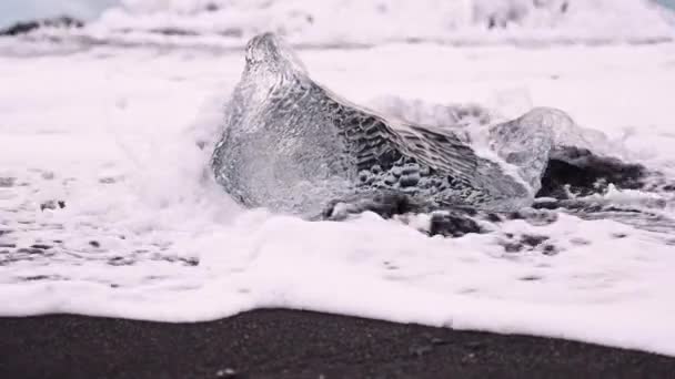 Vagues sur la glace de Diamond Beach près du lagon des glaciers d'Islande — Video