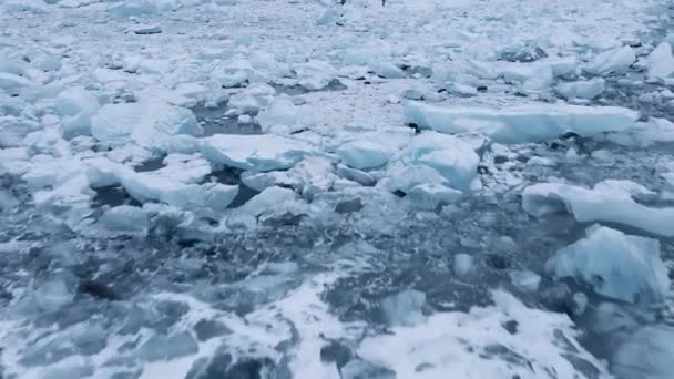 在冰岛冰川泻湖附近的钻石海滩上空无人驾驶飞机 — 图库视频影像