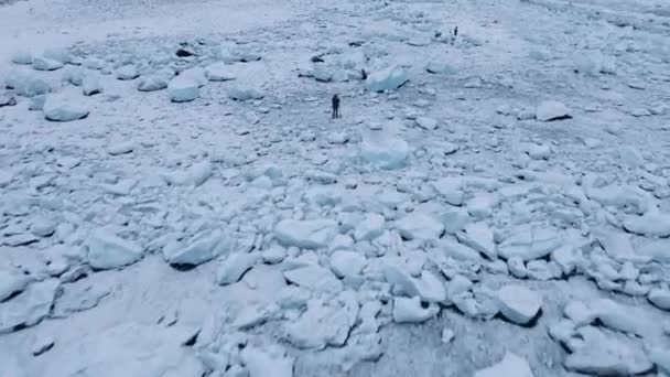 Drone sobre Diamond Beach cerca de la laguna glaciar de Islandia — Vídeos de Stock