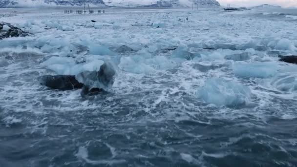 Vuelo de drones sobre Diamond Beach cerca de la laguna glaciar de Islandia — Vídeo de stock