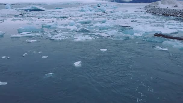 Drone boven ijs in zee door Diamond Beach gletsjerlagune van IJsland — Stockvideo