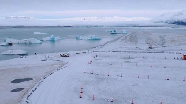 アイスランドの氷河ラグーン近くのダイヤモンドビーチ上空の無人機 — ストック動画