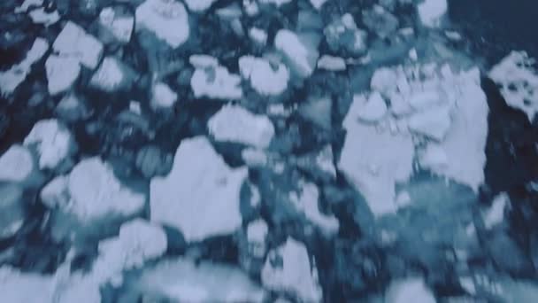 Беспилотник над льдом в море на Алмазном пляже Исландии — стоковое видео