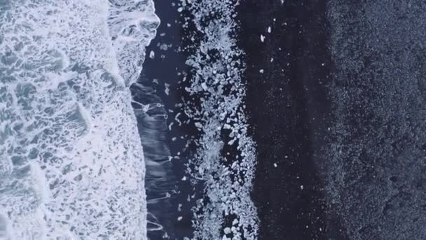 Drone over surf of Diamond Beach, Ισλανδία — Αρχείο Βίντεο