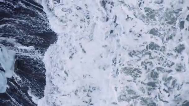 アイスランドのダイヤモンドビーチで波が砕けるドローン — ストック動画