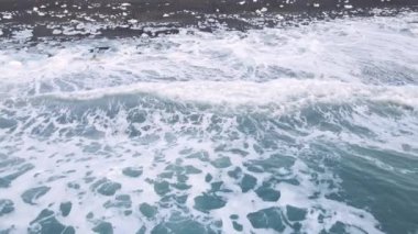 İnsansız hava aracı Elmas Sahili 'nin buzullu gölüne doğru, İzlanda