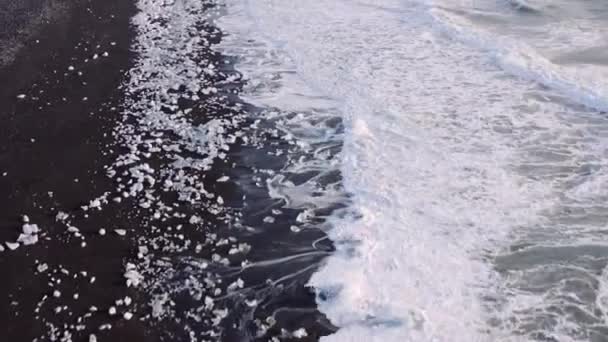 Drönare över Diamond Beach glaciärlagun, Island — Stockvideo