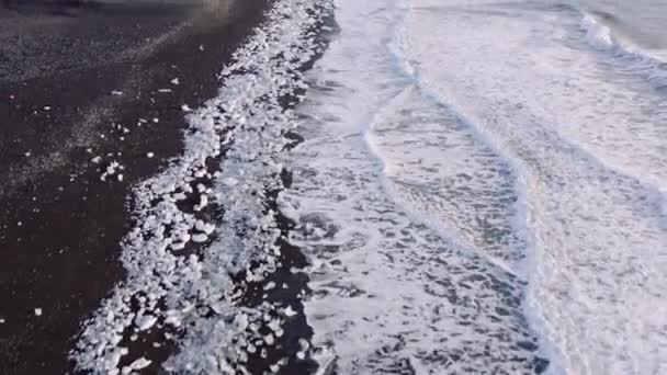 Drohne über der Diamond Beach Gletscherlagune, Island — Stockvideo