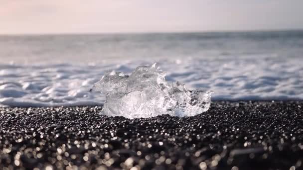 Surfen op Diamond Beach bij gletsjerlagune van IJsland — Stockvideo