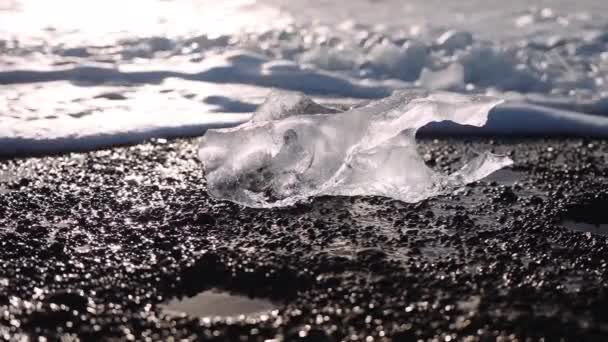 Surf στην παραλία Diamond κοντά στη λιμνοθάλασσα παγετώνα της Ισλανδίας — Αρχείο Βίντεο