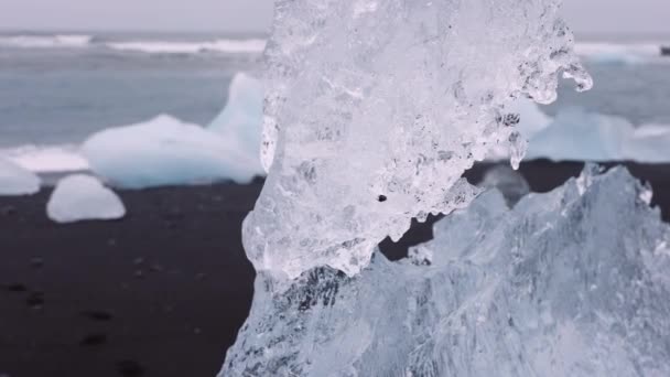 Ijsvorming op Diamond Beach van IJsland — Stockvideo