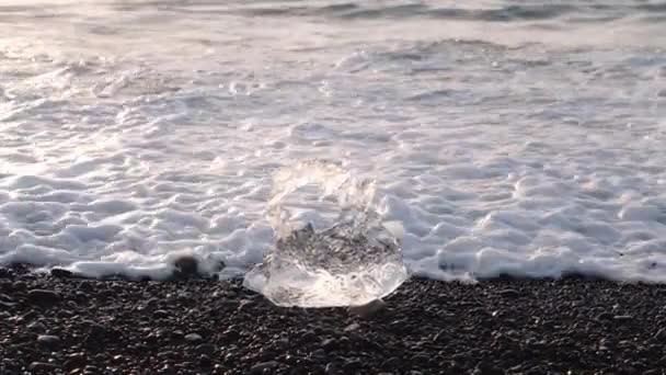 アイスランドのダイヤモンドビーチで氷の上をサーフィン — ストック動画