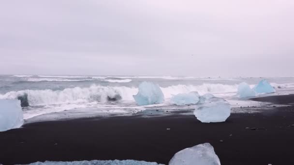 Ledové útvary na Diamond Beach, Island — Stock video