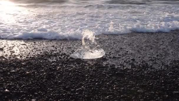 冰岛钻石海滩上的大海和融化的冰 — 图库视频影像