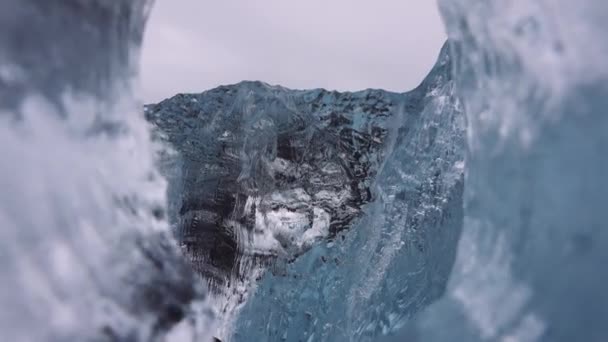 Hål i isen på Diamond Beach, Island — Stockvideo