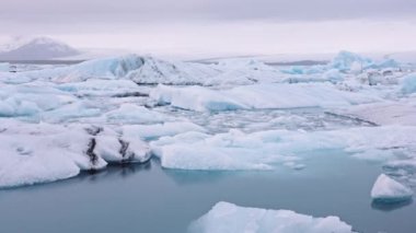 İzlanda 'nın buzul gölü yakınlarındaki Elmas Sahili' ndeki buz denizinde
