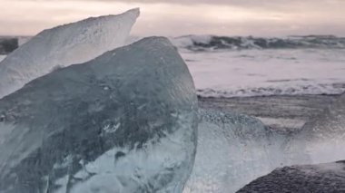 İzlanda 'nın buzul gölünün yakınındaki Elmas Plajı' nda buz