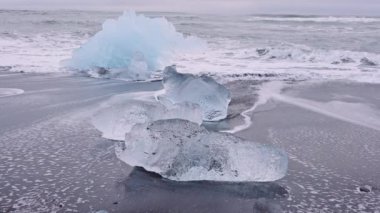 İzlanda 'nın buzul gölünün yakınındaki Elmas Sahili' nde buzun üzerinde dalgalar