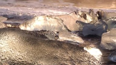 Diamond Beach, İzlanda 'da güneşli buz oluşumları