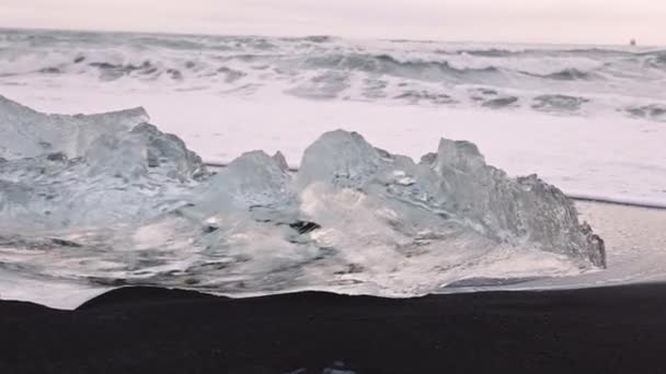 Isformationer på Diamond Beach nära glaciärlagunen på Island — Stockvideo