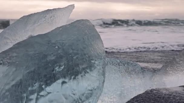 アイスランドの氷河湖の近くのダイヤモンドビーチの氷 — ストック動画