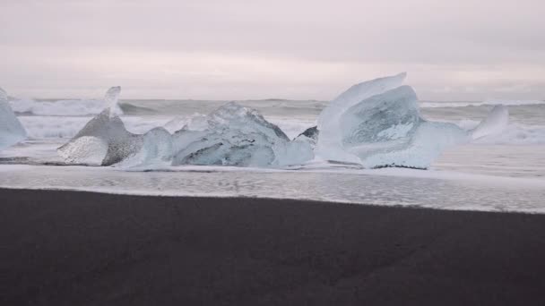 Formations glaciaires sur Diamond Beach près du lagon des glaciers d'Islande — Video