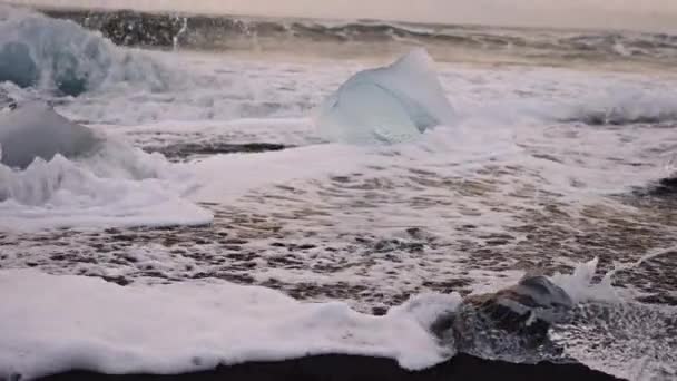 冰岛钻石海滩上的冰和海 — 图库视频影像